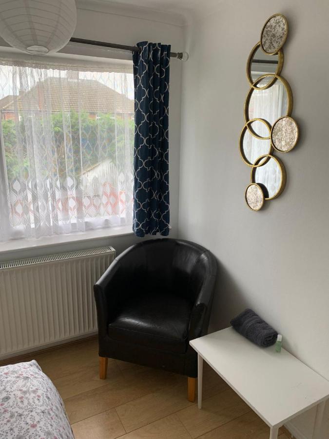 Beaconsfield 4 Bedroom House In Quiet And A Very Pleasant Area, Near London Luton Airport With Free Parking, Fast Wifi, Smart Tv 외부 사진