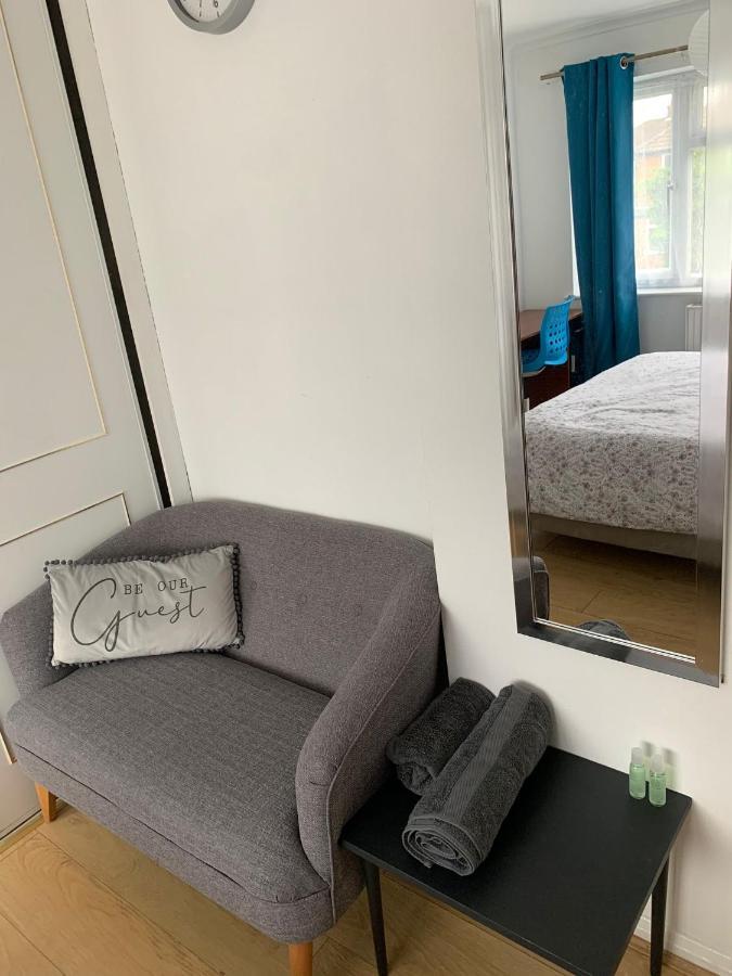 Beaconsfield 4 Bedroom House In Quiet And A Very Pleasant Area, Near London Luton Airport With Free Parking, Fast Wifi, Smart Tv 외부 사진