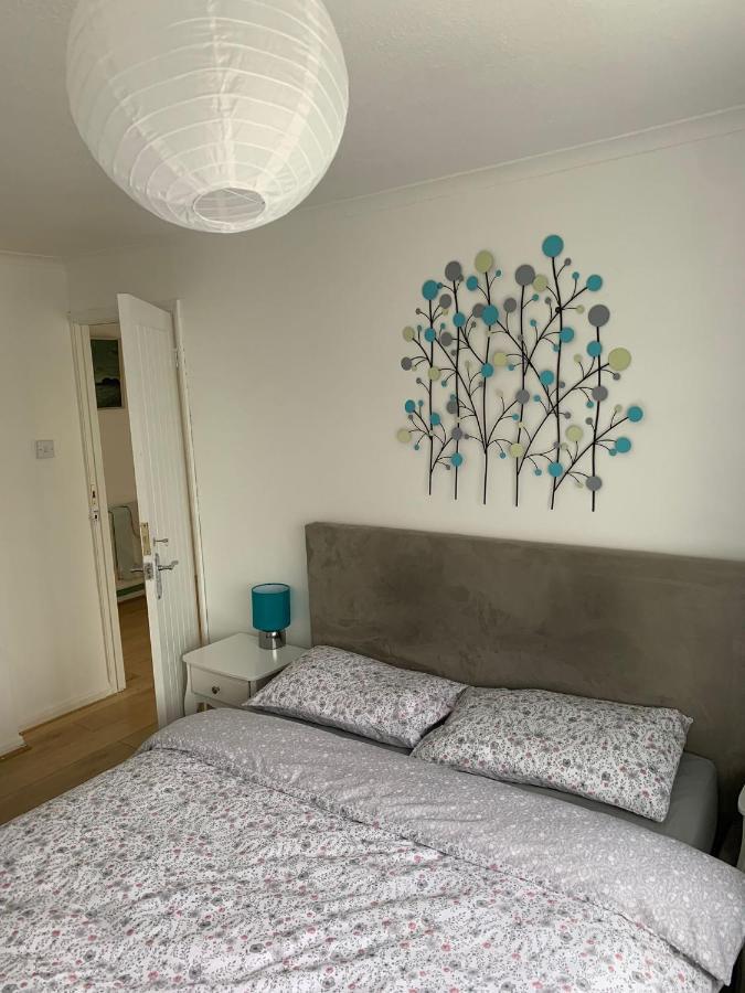 Beaconsfield 4 Bedroom House In Quiet And A Very Pleasant Area, Near London Luton Airport With Free Parking, Fast Wifi, Smart Tv 외부 사진