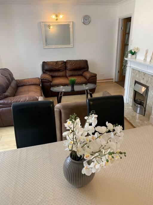 Beaconsfield 4 Bedroom House In Quiet And A Very Pleasant Area, Near London Luton Airport With Free Parking, Fast Wifi, Smart Tv 외부 사진