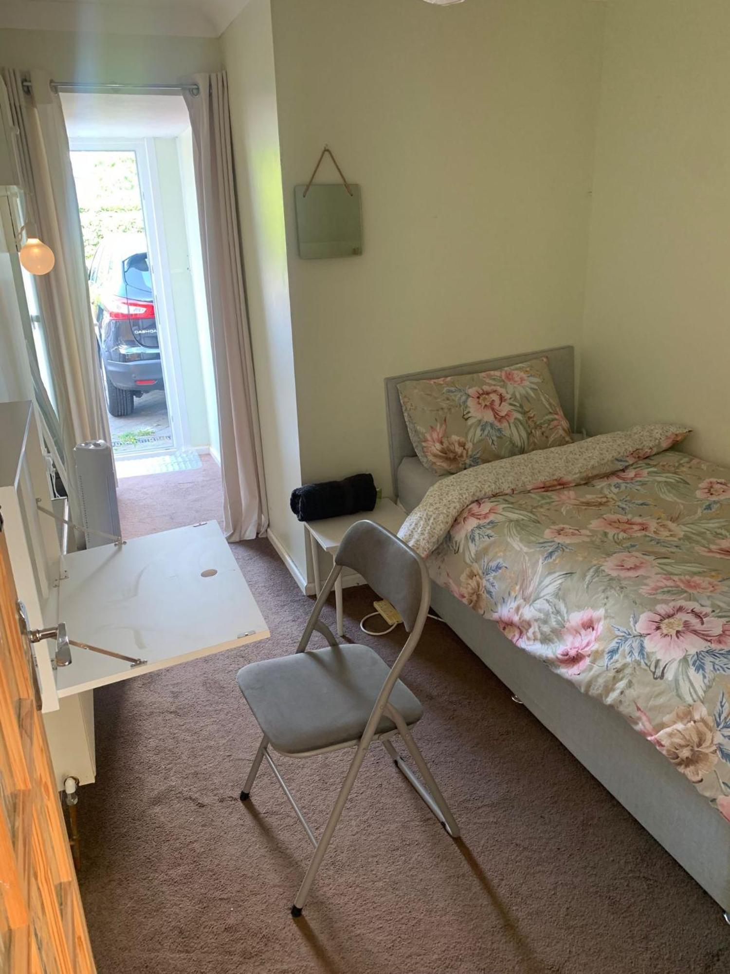 Beaconsfield 4 Bedroom House In Quiet And A Very Pleasant Area, Near London Luton Airport With Free Parking, Fast Wifi, Smart Tv 외부 사진